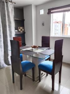 亚美尼亚Apartaestudio Norte Axm的一间带桌椅和窗户的用餐室
