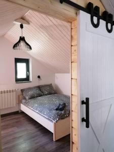 莱斯科Domek Zielony Widok - noclegi Bieszczady的一间小卧室,卧室内配有一张床铺