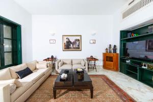 拉马萨Appartement privé dans une grande maison d'hote的带沙发和咖啡桌的客厅