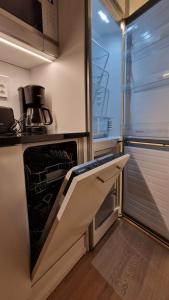 图尔库Silent apartment with balcony的厨房配有带窗户的开放式烤箱
