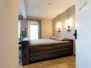 奥德多普Luxe kamer B&B Gezond aan Zee, met jacuzzi en stoomsauna, de wellnestuin buiten is te huur voor privé gebruik tegen meerprijs的一间卧室配有一张床和一张书桌