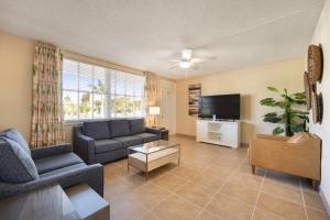 劳德代尔堡椰子湾度假公寓的带沙发和电视的客厅