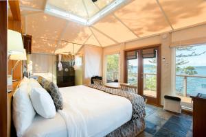 锡谢尔特月半湾度假酒店的一间卧室设有一张大床和一个大窗户