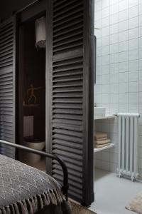 南特Chambre avec salle de bain et accès indépendant的一间卧室配有一张床,浴室设有卫生间