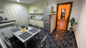 巴亚马雷Apartament doua camere的厨房配有桌子和冰箱