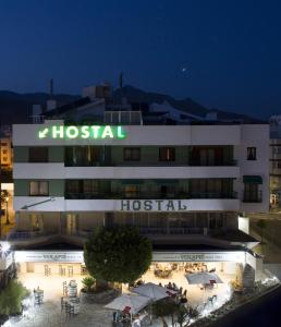 内尔哈阿罕布拉旅馆 - 仅限成人入住的医院大楼,晚上有标志