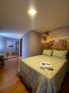 瓜拉派瑞黑山旅馆及Spa的一间卧室配有一张壁画床