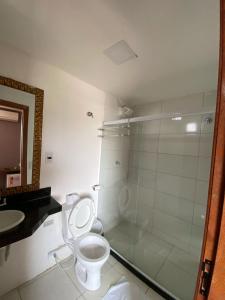 瓜拉派瑞黑山旅馆及Spa的带淋浴、卫生间和盥洗盆的浴室