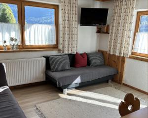 索尔登春居度假屋的带沙发和平面电视的客厅
