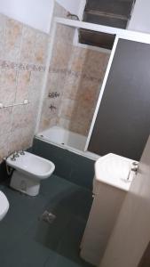 洛马斯-德萨莫拉Dakini Hostel的浴室配有卫生间、盥洗盆和淋浴。