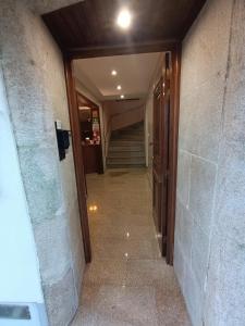 蒙考Casa 42的走廊上设有楼梯和门