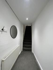 贝里212a bell lane的走廊上设有楼梯,配有镜子和楼梯