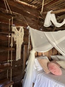 Villa Florwellgaya ecovillas的一间卧室配有一张带蚊帐的床