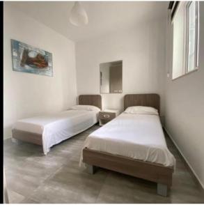 圣朱利安斯St Julians New 3 Bedroom Luxury Apartment的一间卧室配有两张床和镜子