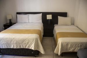 利马利马马约尔广场酒店的两间带两张床的酒店客房