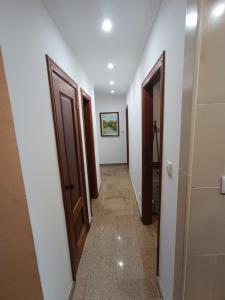 蒙考Casa 42的走廊设有两扇门,铺有瓷砖地板