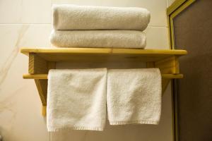 利马利马马约尔广场酒店的浴室的木架上备有两条毛巾