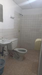 卡塔赫纳hotel casa del conductor doña silvia的一间带卫生间和水槽的浴室