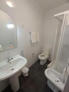 蒙考Casa 42的白色的浴室设有水槽和卫生间。