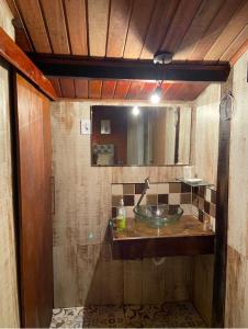 安格拉杜斯雷斯Chalé Ouro Verde的一间带水槽和镜子的浴室