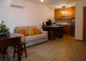 阿加尼尔Casas do Oiteirinho的带沙发的客厅和厨房