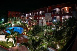 锡瓦塔塔内霍兹华卡拉科尔酒店的享有酒店空中景色,设有游泳池和棕榈树