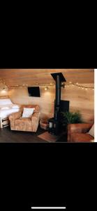 克拉斯特Craster Coastal Cabins的客厅配有两张沙发和一个炉灶