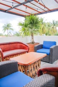 布塞里亚斯Refugio del Mar Luxury Hotel Boutique的庭院配有桌椅和棕榈树