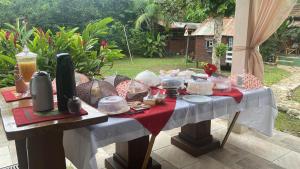 莫雷蒂斯Pousada Siroba Beira Rio的上面有食物的桌子
