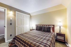 斯德特莱恩Stateline Serenity的一间卧室配有一张带铺着地毯的床和一扇门。