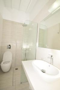 米克诺斯城迪米特拉膳食公寓的白色的浴室设有水槽和卫生间。