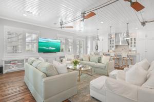 沃特桑德海滩13 Madaket Way的客厅配有白色家具和电视