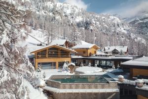 科尔福索Kolfuschgerhof Mountain Resort的雪覆盖的山间滑雪小屋