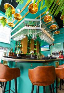 迈阿密海滩殖民地酒店的一间酒吧,拥有蓝色的墙壁和棕色的酒吧凳子