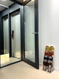 首尔Clean 2 SuperSingle Beds House的一间设有玻璃门和一排鞋的房间