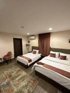 开罗Tuya Pyramids View的酒店客房带两张床和地毯