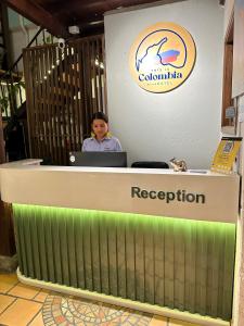 圣希尔THIS IS COLOMBIA HOSTEL的坐在前台手提电脑的人