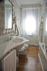 维罗纳欧罗巴酒店的一间带水槽、卫生间和镜子的浴室