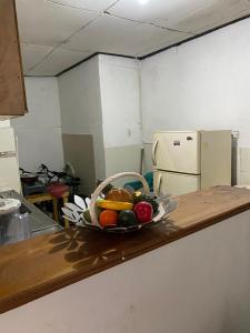 卡塔赫纳Habitación Cerca de aeropuerto的厨房里的柜台上放一碗水果
