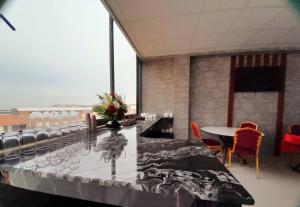 Ouled MoussaMotel Abdelhamid的一间带桌椅和大窗户的用餐室