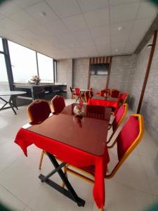 Ouled MoussaMotel Abdelhamid的一间用餐室,配有红色的椅子和桌子