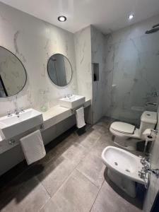布宜诺斯艾利斯4919 SOHO LIVE - Palermo Soho Apartments的浴室设有2个水槽、卫生间和镜子。