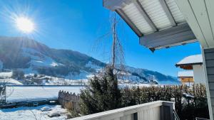 布鲁克安德格罗斯哥Kohlis Alpine Home的房屋享有雪覆盖的山脉美景