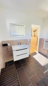布鲁克安德格罗斯哥Kohlis Alpine Home的浴室配有白色水槽和瓷砖地板。
