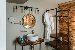 KingsvilleThe Grove Hotel的一间带水槽和镜子的浴室