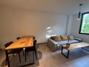 布宜诺斯艾利斯4919 SOHO LIVE - Palermo Soho Apartments的客厅配有桌子和沙发