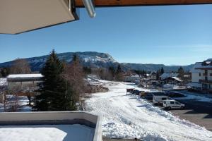 拉菲克拉Spacieux appartement au pied des pistes的从阳台可欣赏到积雪覆盖的城镇景色
