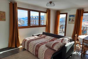 拉菲克拉Spacieux appartement au pied des pistes的一间卧室设有一张床和美景窗户。