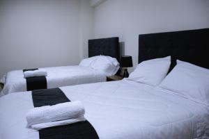 万卡约PRANA的一间卧室配有两张带毛巾的床