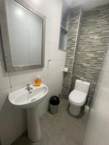 万卡约Huancayo Suite的一间带水槽、卫生间和镜子的浴室